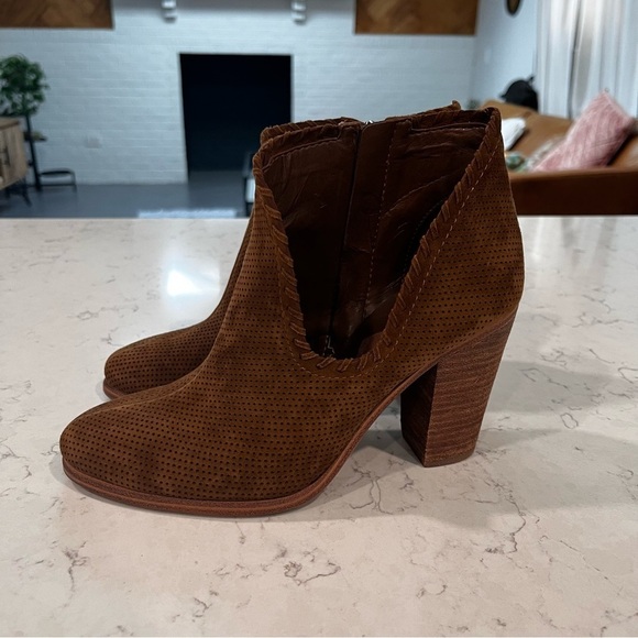 Vince Camuto Fernlee Perforated Suede Brown Leather Ankle Boots Size 6.5 - Picture 4 of 12